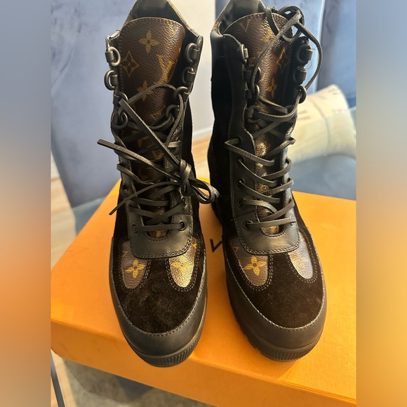 AUTHENTIC Louis Vuitton Laureate Platform Desert Boot (Black) - Picture 4 of 10